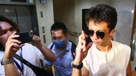 孫安佐30萬交保，孫鵬現身繳錢。（圖／記者鄭孟晃攝影）