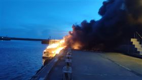 台南將軍漁港火燒船。（圖／翻攝畫面）