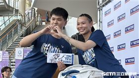 球迷鍾先生上個月飛去新加坡想看戴資穎撲空，今天幸運排到簽名會最後一張號碼牌，完成和小戴近距離接觸的夢想。（圖／記者蔡厚瑄攝影）