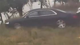 賓利沒熄火「5分鐘後離奇衝進河」！苦主現身嘆：已經撈上岸