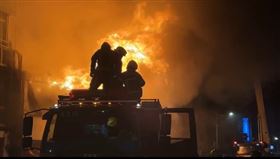 花蓮市中山路大火。（圖／翻攝畫面）