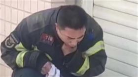 中國消防員衝入火場救女童，自己吸入濃煙中毒，智力退化到3歲。（圖／翻攝微博）