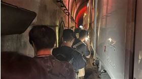 台鐵229次新自強號21日遇土石溢流，導致車廂出軌。（圖／翻攝畫面）