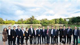 高雄市長陳其邁（左9）日前率市府團隊拜會清華大學，與校長高為元（右8）共商清大於高雄設立分部相關事宜，並在校內成功湖旁合影留念。（圖／翻攝自高為元FB）