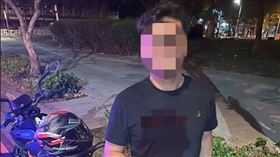 史蒂芬蕭酒後，直接騎走居酒屋老闆的黃牌重機。（圖／翻攝畫面）