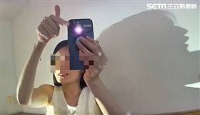 女子在網路社群貼文指遭員警帽子頂撞、言語不客氣，不過警方則反控女子用手機的手電筒照射員警雙眼。（圖／翻攝畫面）