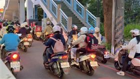 東海大學，國際街「待轉區太小」，學生怨機車滿出來，警察守株待兔開單（圖/翻攝畫面）