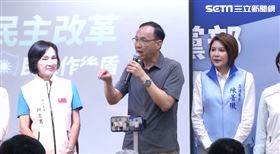 國民黨今（23）日在高雄市舉辦「第三波民主改革」國會改革說明會，包含主席朱立倫、立委柯志恩、立委許宇甄、立委陳菁徽、立委林倩綺等黨內大咖都前來宣講，氣氛相當熱鬧。