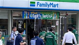 7-11、Lawson店員走進全家，畫面引發熱議。（圖／翻攝自X）