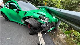 百萬保時捷撞山壁。（圖／翻攝畫面）