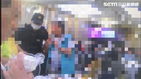 王男徒手毆打陳男導致頭部受傷，可見當時在等待救護車時，餐廳人員趕緊拿冰塊協助冰敷。（圖／翻攝畫面）
