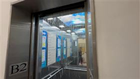 成功高中因為午後大雨，停車場電梯成「水濂洞」。（圖／讀者提供）