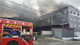 ▲桃園大溪一鐵皮工廠大火，濃煙直竄天際，遠處就看得見。（圖／翻攝畫面，下同）