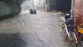 新／降豪大雨　新北土城永豐路積水畫面曝