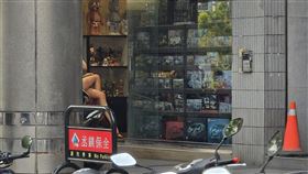 路邊見美腿 真相超展開 是蛇姬 圖／路上觀察學院