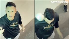 棒球差點往王柏融臉部重砸，雖然下嚇一跳，但他依舊親民把球簽完。（圖／翻攝畫面）