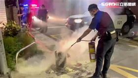 北市陳男深夜在西門町巷弄內焚燒紙板遭警方強制送醫。（圖／翻攝畫面）