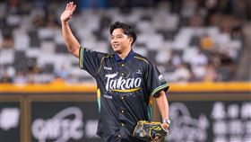 ▲吳念庭受邀開球。（圖／台鋼雄鷹提供）