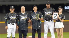 ▲吳念庭和吳復連受邀替台鋼雄鷹開球。（圖／台鋼雄鷹提供）