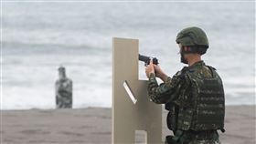 義務役二兵  實彈射擊T75K3手槍軍方人士證實，近期已依照專長將T75K3手槍，納入1年期義務役男建制武器，圖為18日在林口中福海灘射擊手槍的義務役二兵。中央社記者游凱翔攝  113年6月23日