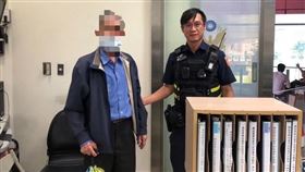 9旬翁南下找姐　警局想起已過世…秒淚崩（圖／翻攝畫面）