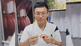 牙醫師許家榕示範理想的牙線棒使用方式。(圖／翻攝許家榕臉書)
