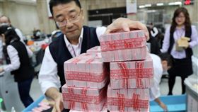 金鼠年換新鈔開跑（1）台灣銀行表示，中央銀行今年共準備新台幣5735億元新鈔，16日起供民眾兌領，迎接金鼠年來臨。中央社記者張皓安攝　109年1月16日