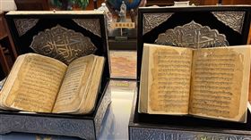500年歷史「古蘭經」 古籍修復完成穆斯林慈濟志工胡光中多年前在土耳其找到手抄「古蘭經」，2020年7月送給證嚴法師；因經書被蟲蝕，交給國立台灣圖書館專業修復，終於在6月4日完成包含500頁內頁與封面修復，以及數位化的複製本（右）。（慈濟基金會提供）中央社記者李先鳳傳真  112年6月5日