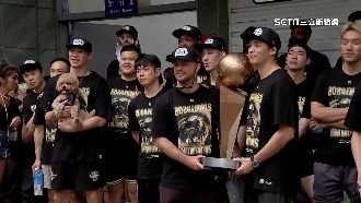 慶PLG奪冠！新北國王遊行　球迷冒雨支持