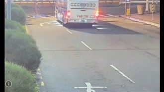 畫面曝光！國光客運右轉撞70歲老翁卡車底