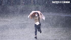 大雨,雨,下雨,雨天,降雨,天氣,氣象,路人。（圖／記者鄭孟晃攝影）
