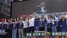 國會職權修法覆議案否決　藍鷹行動慶祝（1）立法院21日表決行政院對國會職權修法所提覆議案，藍白挾人數優勢，因此覆議案遭否決。國民黨主席朱立倫（右4）與黨籍立委在開票後，與立法院外的「藍鷹行動」支持者高舉雙手慶祝。中央社記者徐肇昌攝　113年6月21日