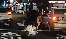 男女雙載，後座女子單手抱小孩雙腳懸空，還急駛穿梭車陣，令人捏把冷汗。（圖／翻攝「Wowtchout - 地圖型行車紀錄器分享平台」畫面）