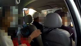 台南市永康警分局日前（22日）接獲舉報，中華二路巷內有可疑外籍移工集結，派出所員警前查緝，發現一輛小客車上有4名越南籍男女，其中3人持觀光簽證逾期滯留台灣非法打工，訊後已移送移民署專勤隊收容處理。