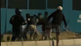 少年們深夜未歸，竟持球棒至路邊談判，場面十分兇狠。（圖／翻攝畫面）