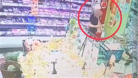 71歲劉姓婦人偷牛肋條。（圖／翻攝畫面）