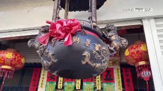 罕見！天公爐「掛在半空中」插香得爬樓梯