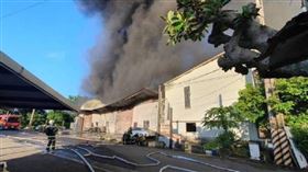 桃園市蘆竹區1處連棟式鐵皮倉庫清晨火警，現場竄出大量黑煙，火勢相當猛烈。（圖／翻攝畫面）