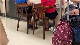 阿公、阿嬤搭北捷帶「餐桌椅」當博愛座 畫面6.5萬人讚爆。Threads