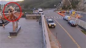  單車騎士，裸上身，赤腳，踩上合歡山武嶺亭屋簷，拍照，網諷：武嶺也有猴子了，(圖／翻攝自公路總局即時影像)