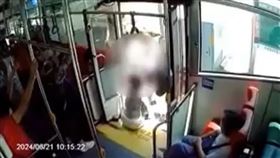 婦人下車時，慘遭老翁無情推倒。（圖／翻攝畫面）