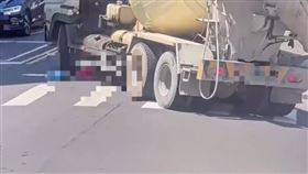北市萬華水泥預拌車輾過行人，婦人送醫身亡。（圖／翻攝畫面）