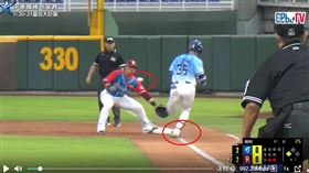 ▲富邦悍將王正棠跑壘，被判妨礙守備。（圖／翻攝自CPBLTV）