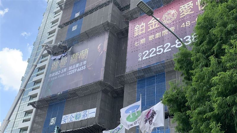 台中七期豪宅建案火警！11樓工地竄火冒煙