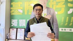 基隆市議員張顥瀚服務處加入罷免謝國樑連署站公民團體發起罷免基隆市長謝國樑，預計6月底截止收取連署書，民進黨基隆市議員張顥瀚服務處24日起加入罷免連署站，張顥瀚（圖）表示，上午已收到30餘件連署書。（張顥瀚提供）中央社記者王朝鈺傳真  113年6月24日