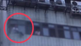 警方趁隙破門，男子竟直接將槍枝往外丟棄。（圖／警方提供）