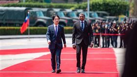 賴清德總統今（24）日上午以隆重軍禮歡迎聖克里斯多福及尼維斯聯邦總理德魯（Terrance Drew）伉儷。（圖／總統府提供)