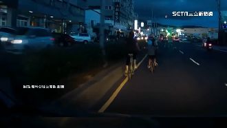 疑一家4口快車道騎單車！後方駕駛嚇壞