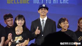 ▲游艾喆加盟日本職籃B1滋賀湖泊，與家人合照。（圖／記者張沛嘉攝影）