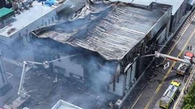 華城市一座鋰電池工廠今日上午發生火災，消防員在火勢撲滅後進入現場，已發現20具遺體。（翻攝自X@ICR360）